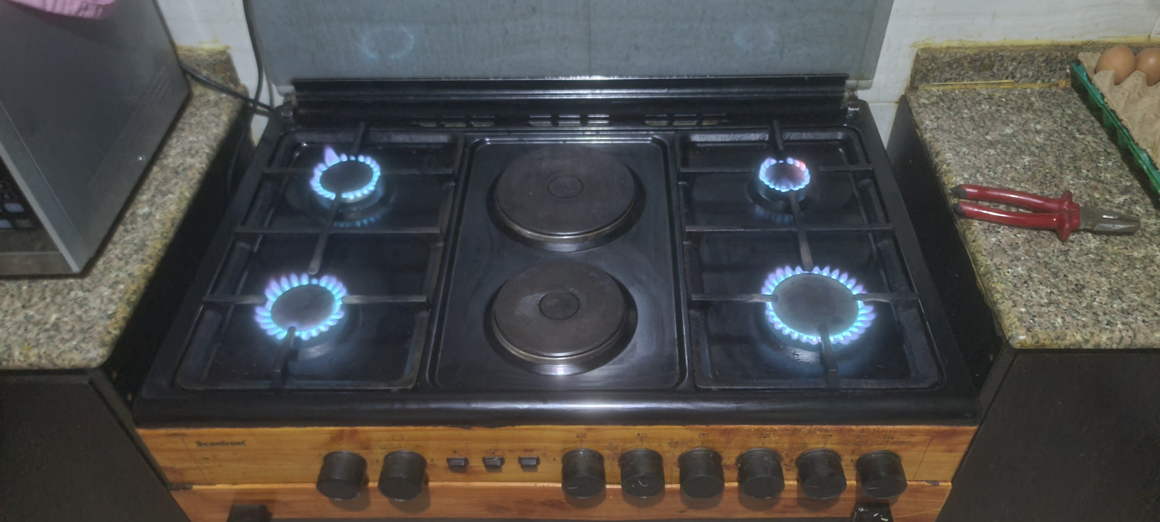 Scanfrost 6-Burner Gas Cooker With Oven – Wood Finish